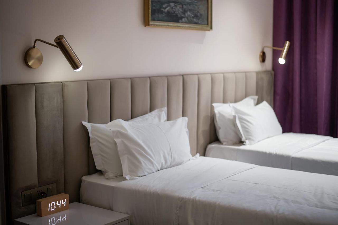 Orient Hotel Bishkek Bagian luar foto
