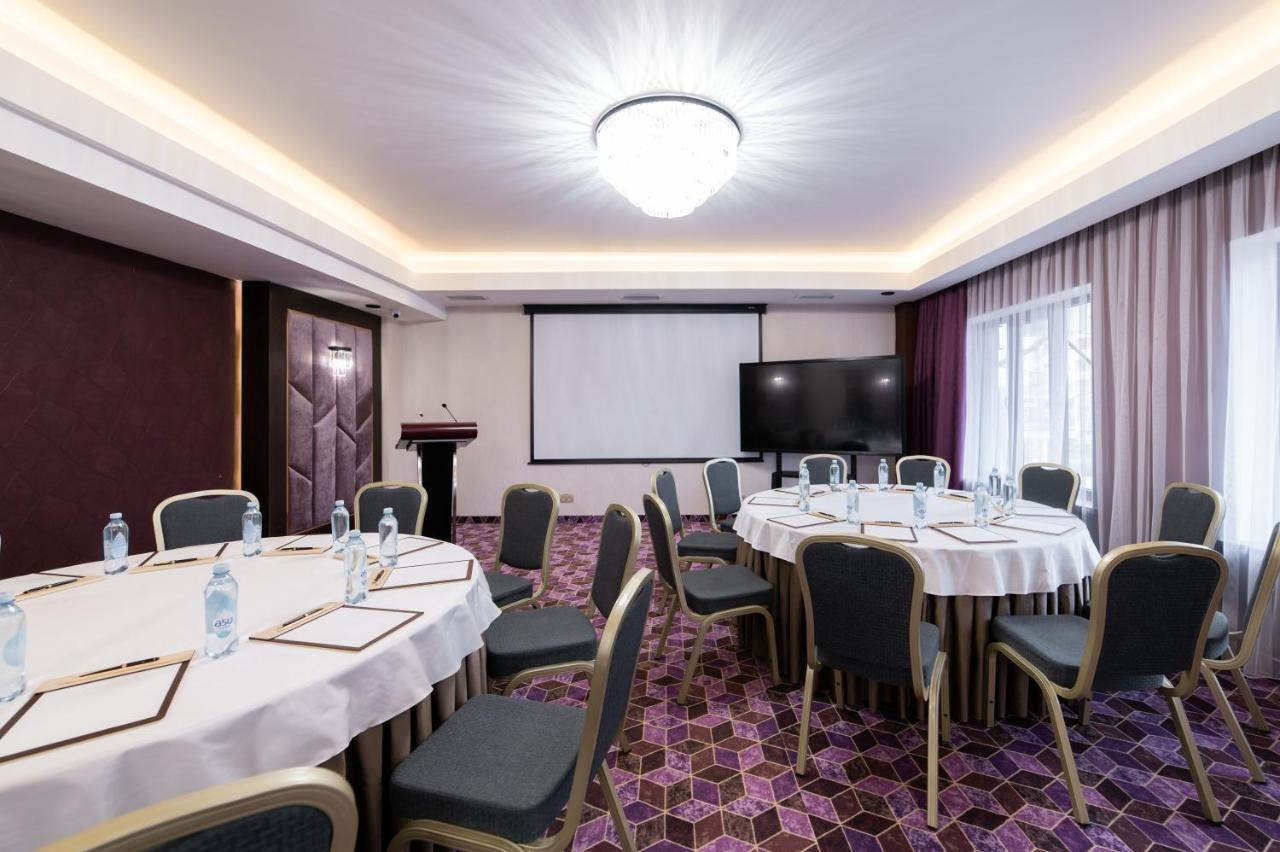 Orient Hotel Bishkek Bagian luar foto