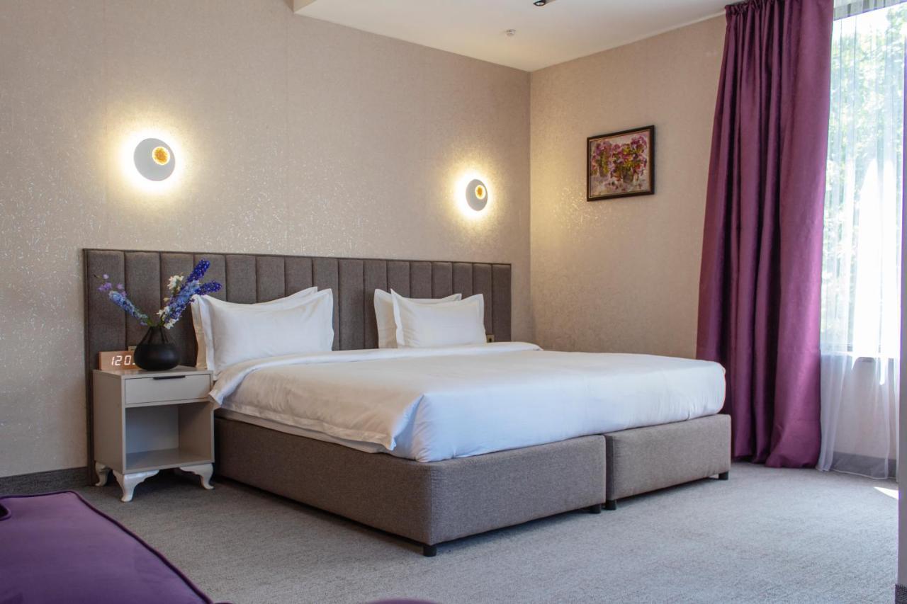 Orient Hotel Bishkek Bagian luar foto