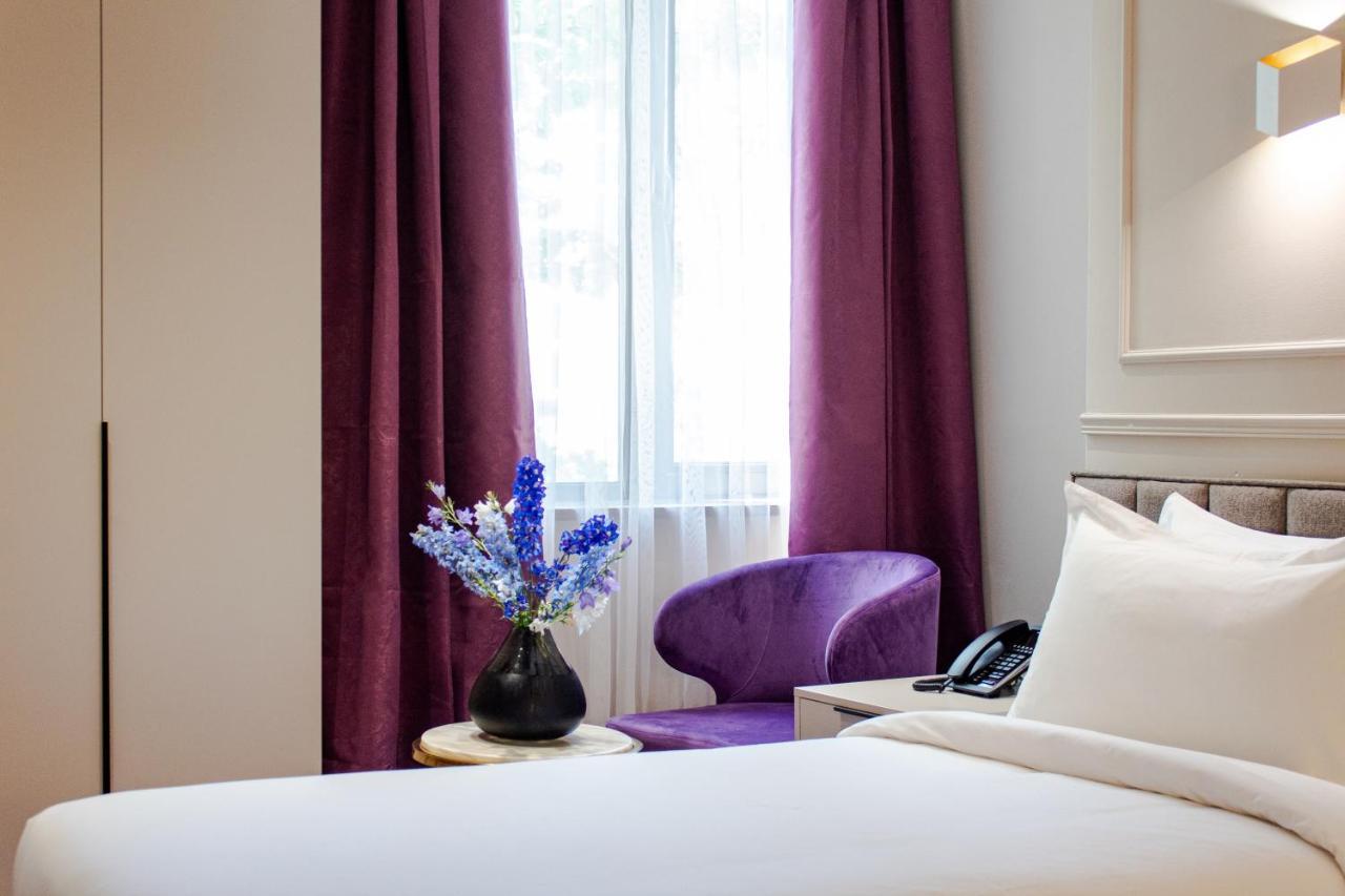 Orient Hotel Bishkek Bagian luar foto