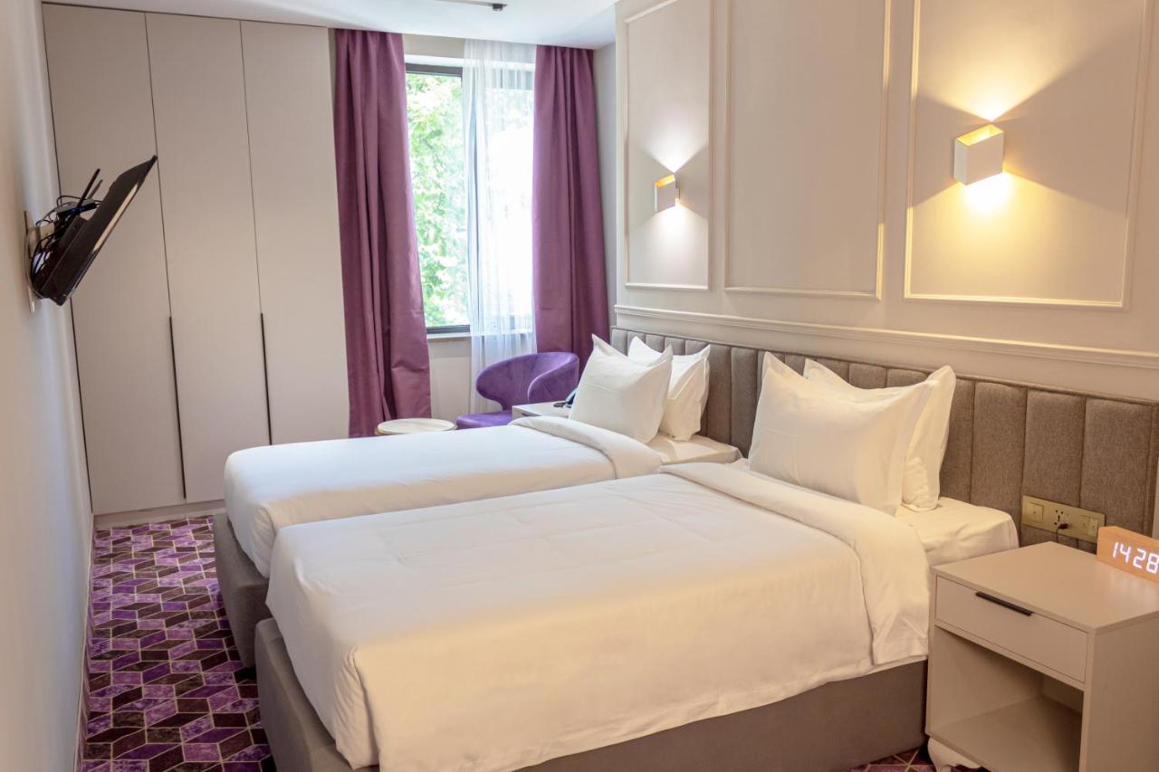 Orient Hotel Bishkek Bagian luar foto