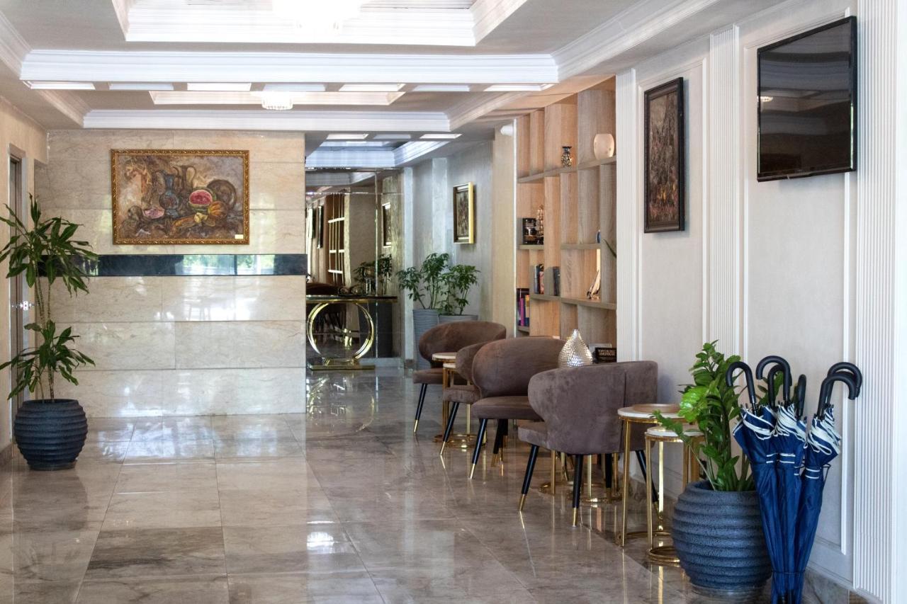 Orient Hotel Bishkek Bagian luar foto