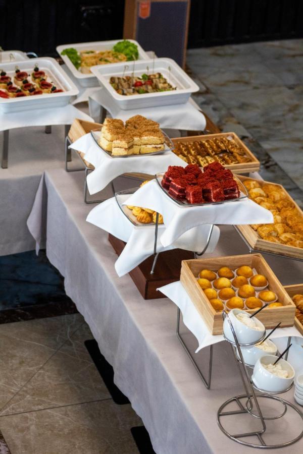 Orient Hotel Bishkek Bagian luar foto