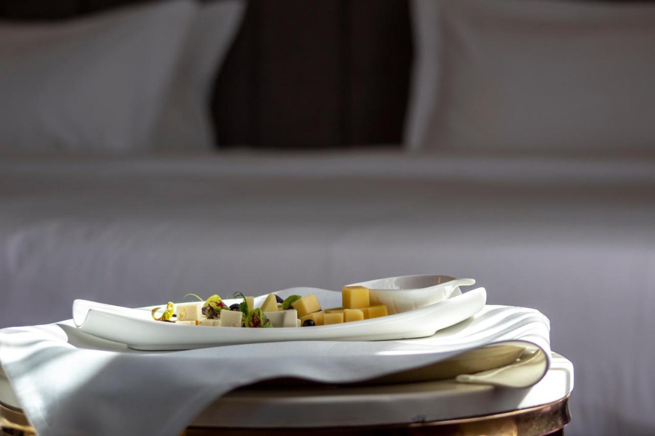 Orient Hotel Bishkek Bagian luar foto