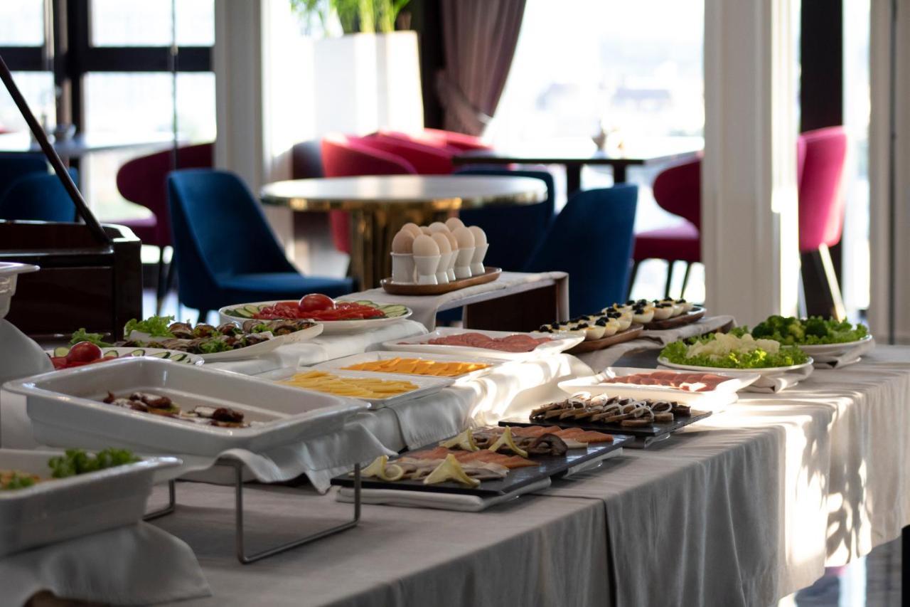 Orient Hotel Bishkek Bagian luar foto