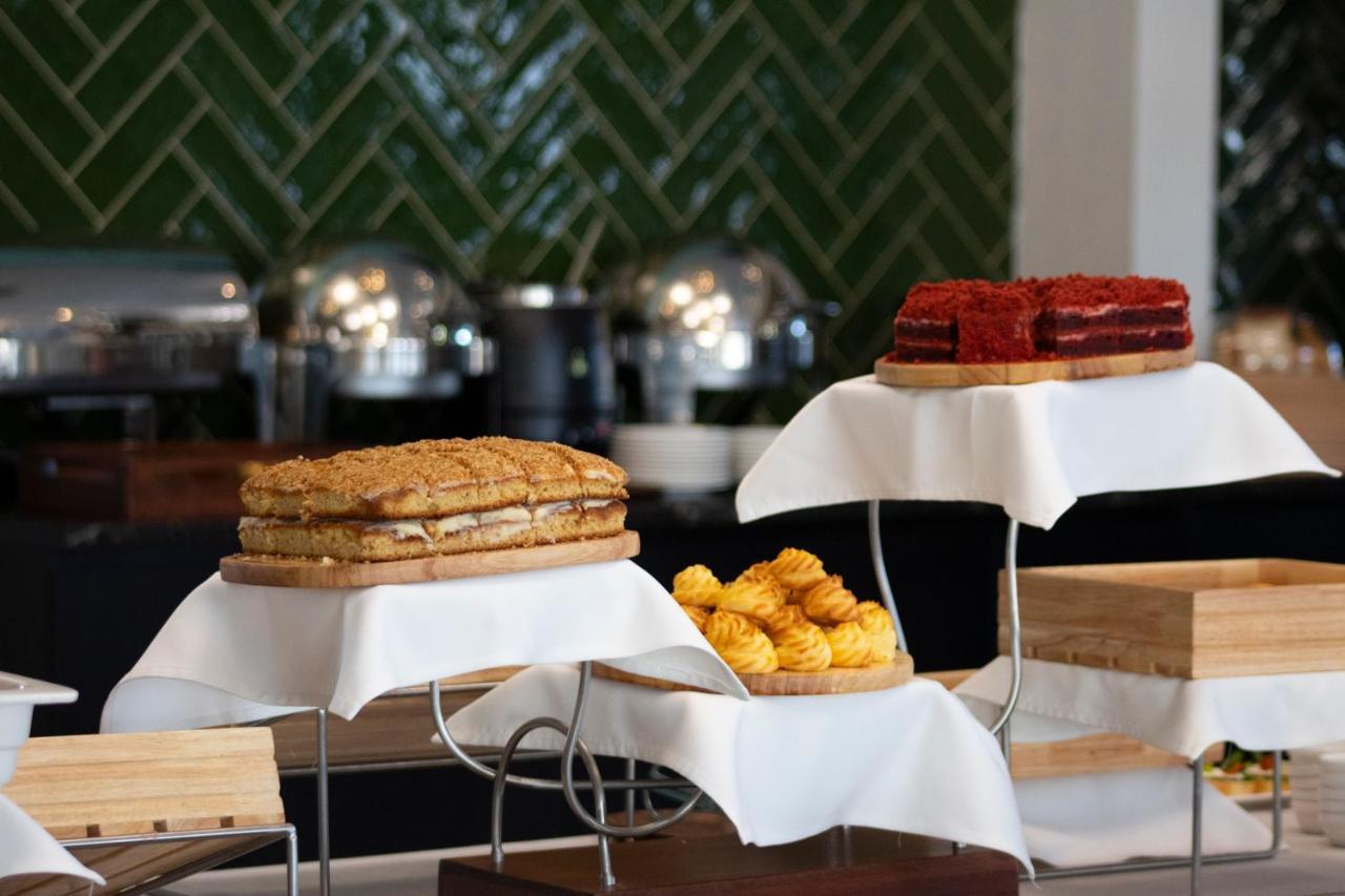 Orient Hotel Bishkek Bagian luar foto