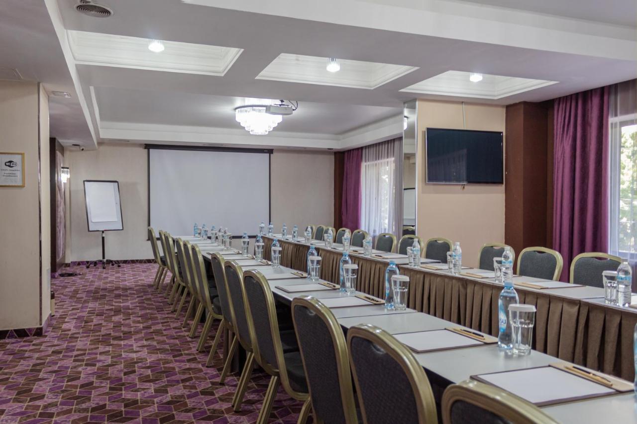 Orient Hotel Bishkek Bagian luar foto