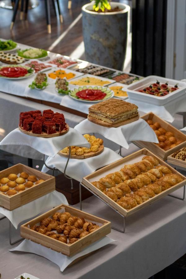 Orient Hotel Bishkek Bagian luar foto