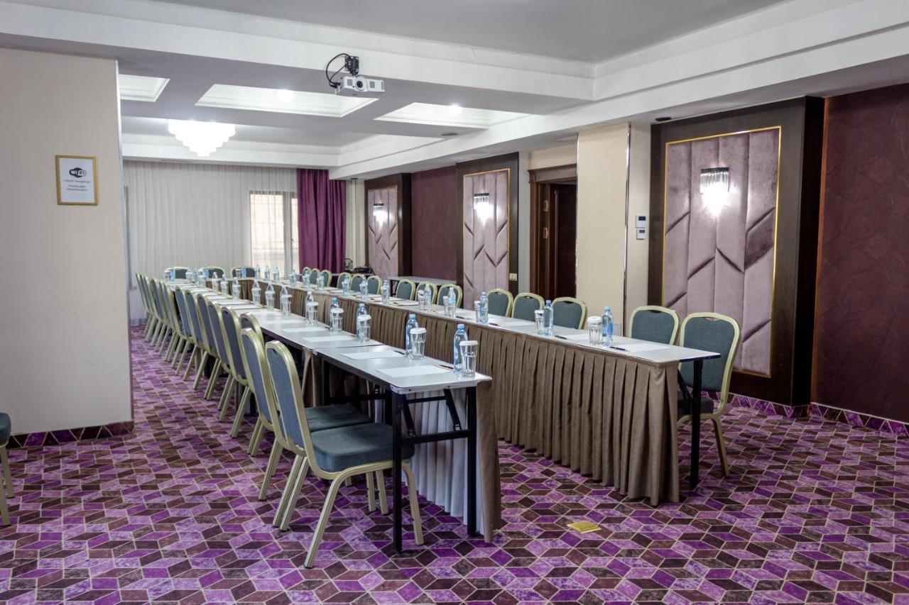 Orient Hotel Bishkek Bagian luar foto