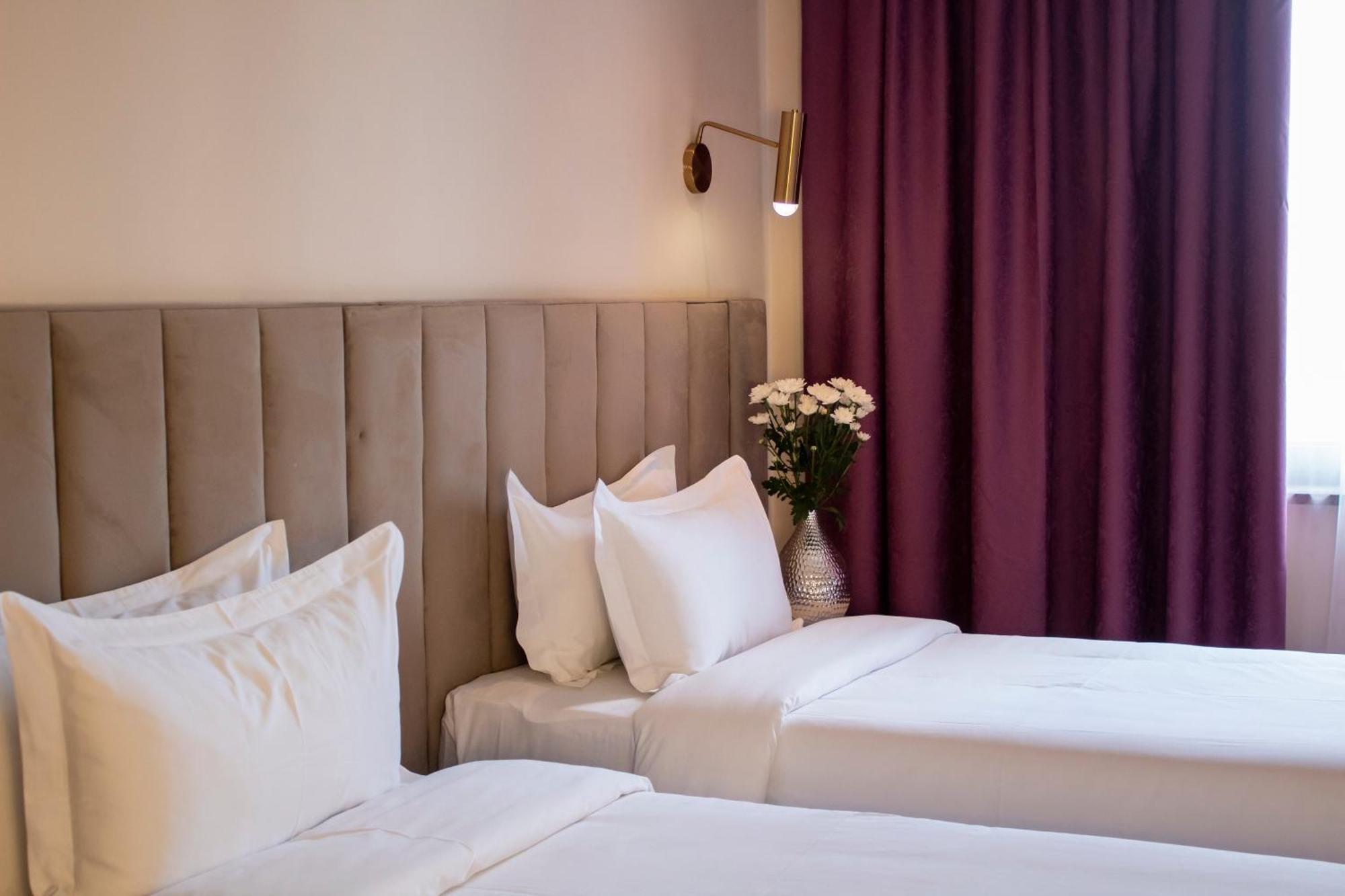 Orient Hotel Bishkek Bagian luar foto