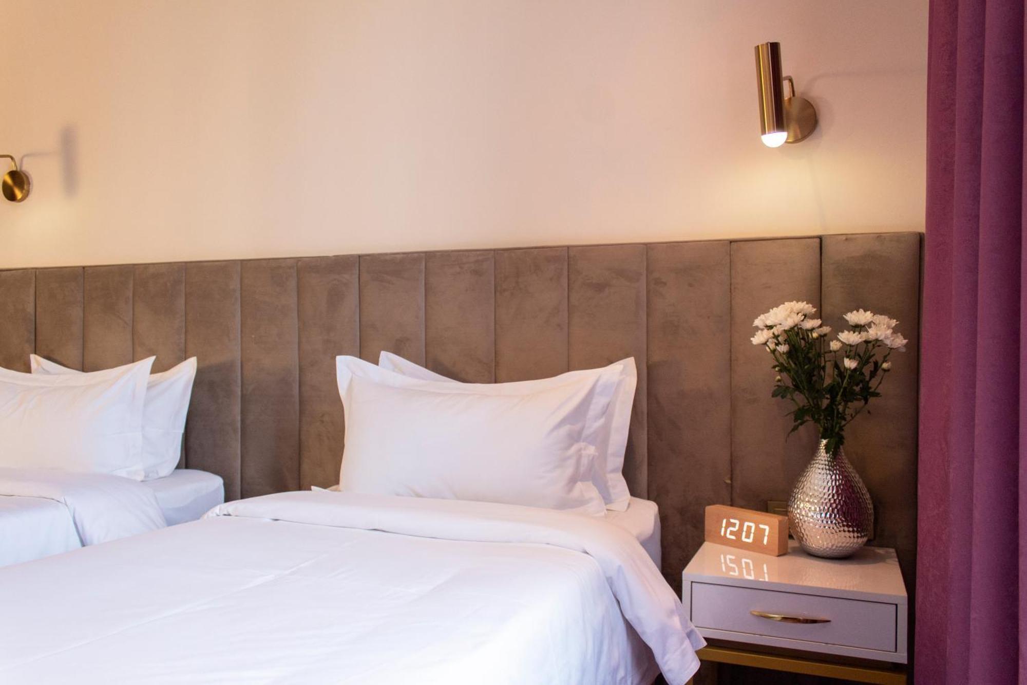 Orient Hotel Bishkek Bagian luar foto