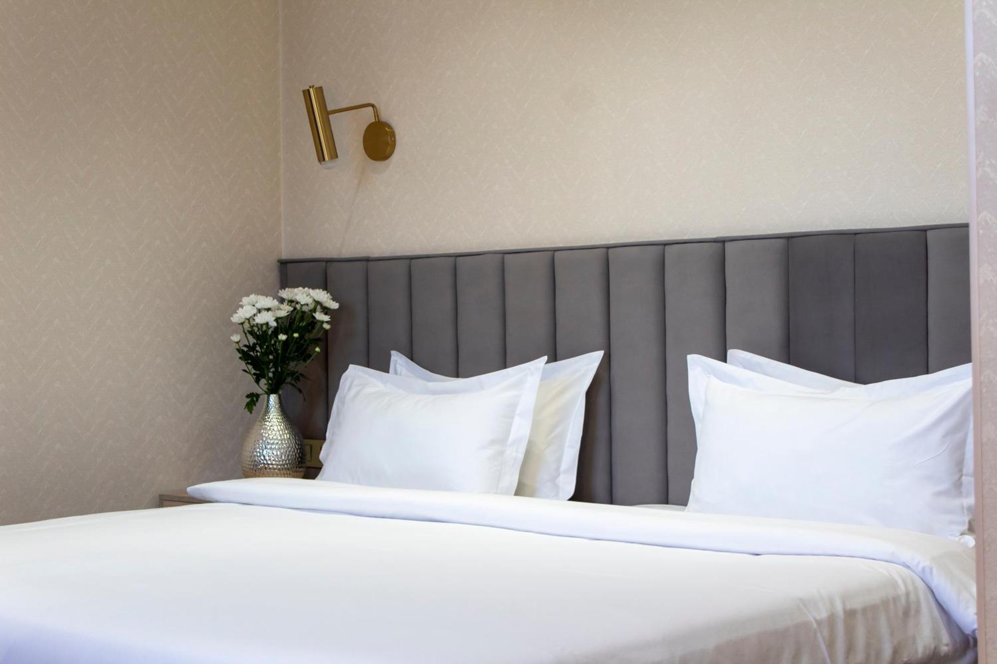 Orient Hotel Bishkek Bagian luar foto