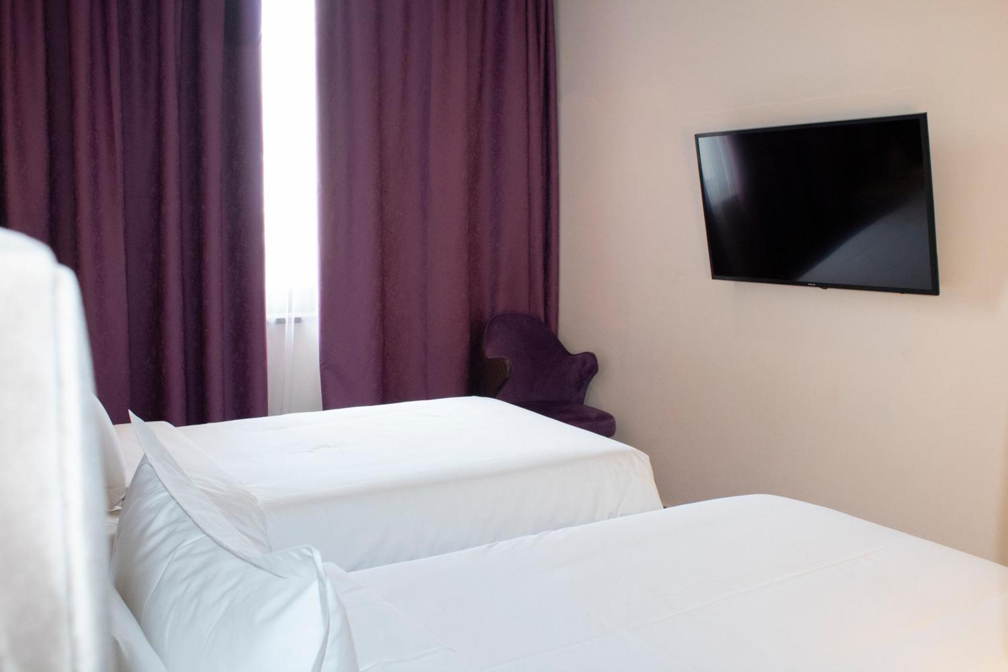 Orient Hotel Bishkek Bagian luar foto