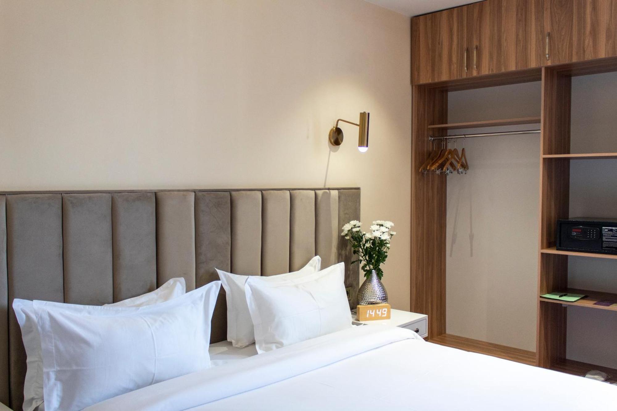 Orient Hotel Bishkek Bagian luar foto