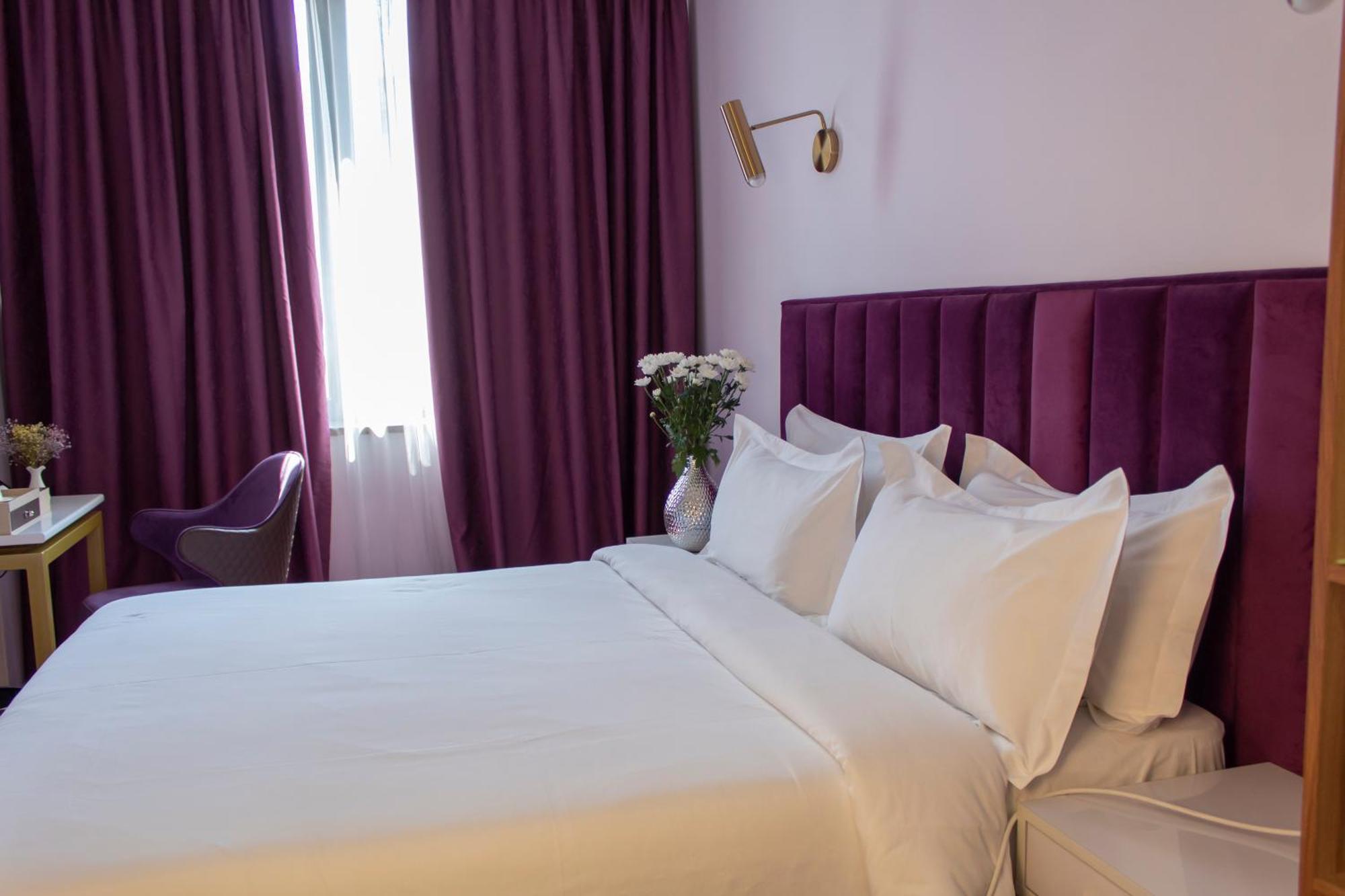 Orient Hotel Bishkek Bagian luar foto